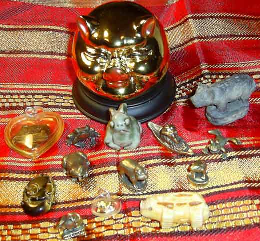 Amulettes Thai zoomorphes.