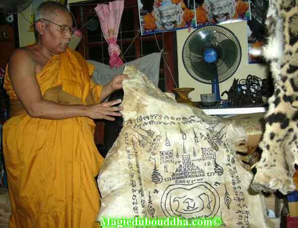 Peau de tigre dans un temple thai.