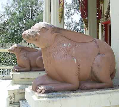 Statue de lapin dans un temple en Thailande.