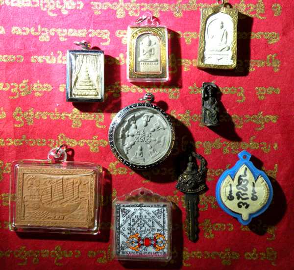 Amulettes thai diverses et inclassables.