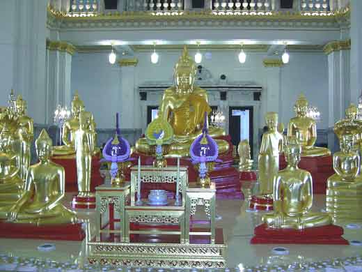 interieur du wat luang phor sothorn