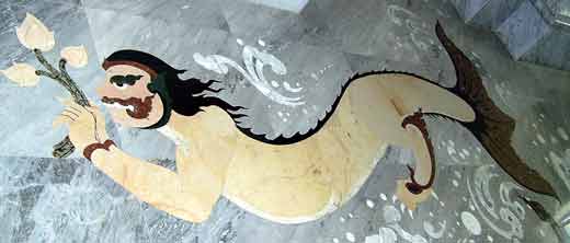 sirene male dans un temple de thailande