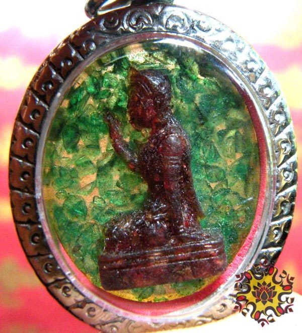 Amulette de mae nang kwak en pierres fines.