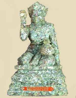 Statue de mae nang kwak en billets de banque.