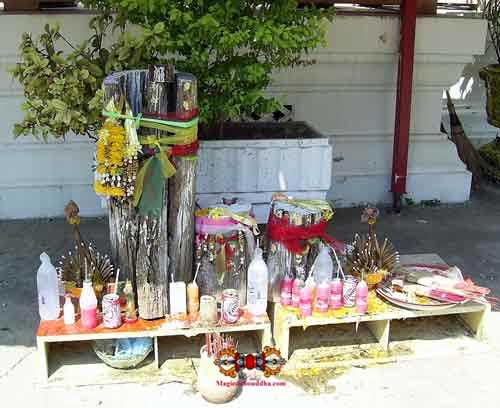 Offrandes rituelles a un arbre en Thailande.