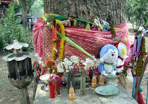 Offrandes à un arbre sacré en Thailande.