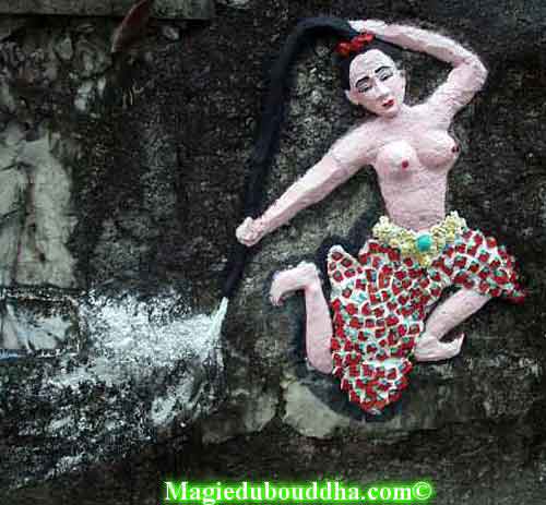 mae thorani dans une grotte