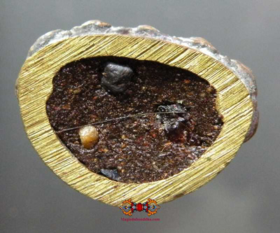 Base d'une amulette thai phra kling.