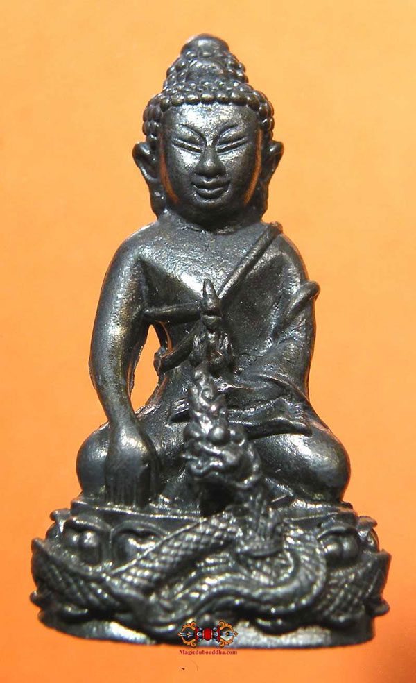 Amulette thai phra kling aux nagas.