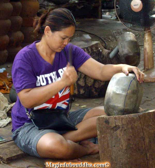 Artisan thai au travail.