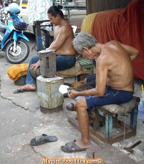 La fabrication des bols de moines en Thailande.