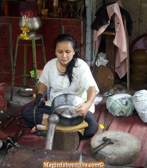 La fabrication des bols à aumones en Thailande.