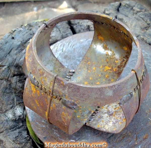 La fabrication d'un bol de moine bouddhiste thai.