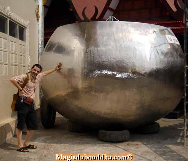 Le plus grand bol de moine thai au monde.