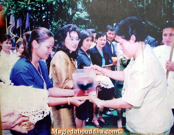 Offrande d'un bol de moine a une princesse thai.