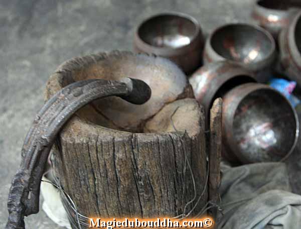 Outils pour la fabrication des bols de moines en Thailande.
