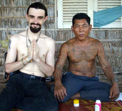 Tatoueur sacré au cambodge : Ajarn Rom.