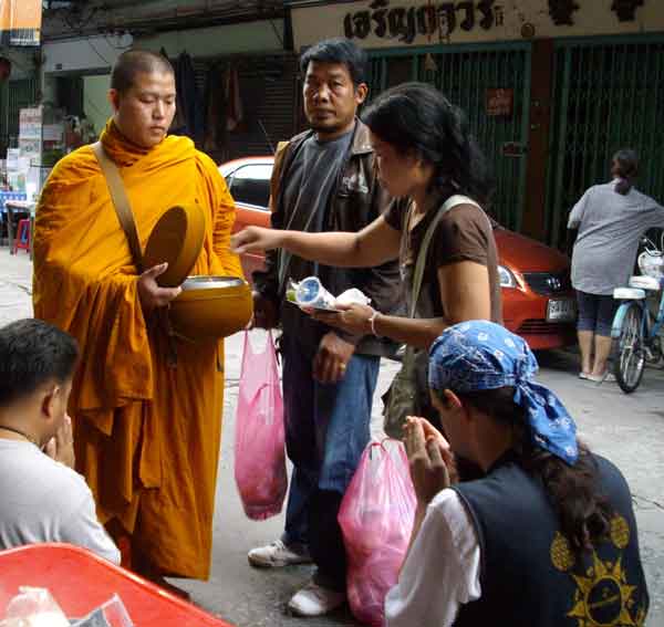 offrande moine thailande.