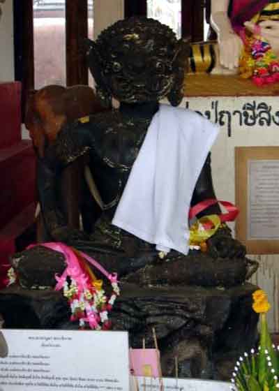 Statue de phra pirab au  temple de luang phor kallong.