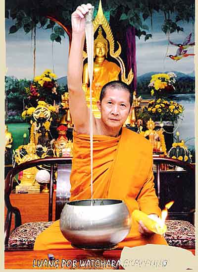 Bénédiction de la longue cire par luang phor watchara.