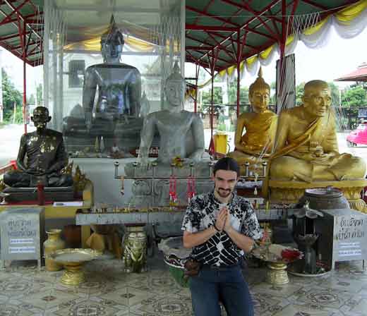 Bouddha en lek lai au temple de luang phor huan.