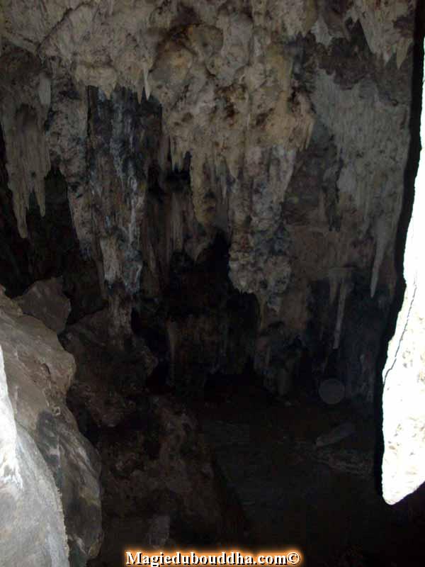 sacred-cave-of-thailand