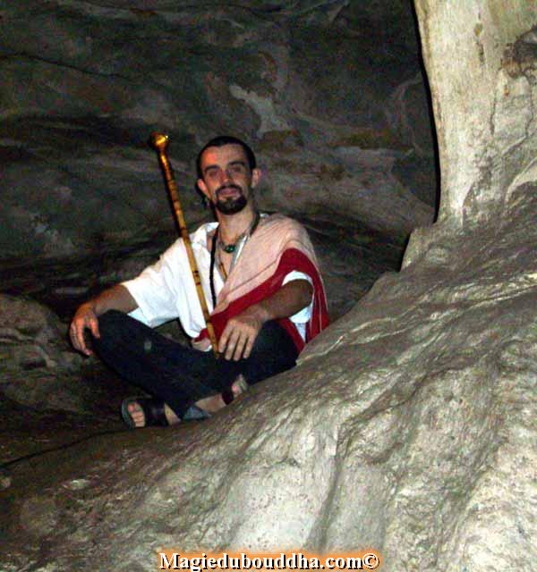 Visiting the lek lai cave.