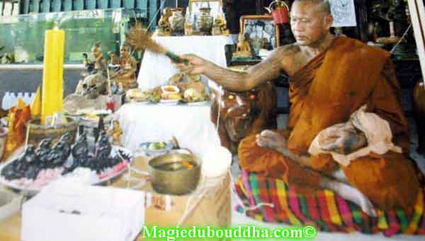 Cérémonie de bénédiction d'amulettes thai hoon payon.