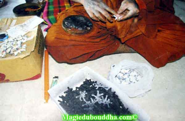 Fabrication d'amulette Thai hoon payon.