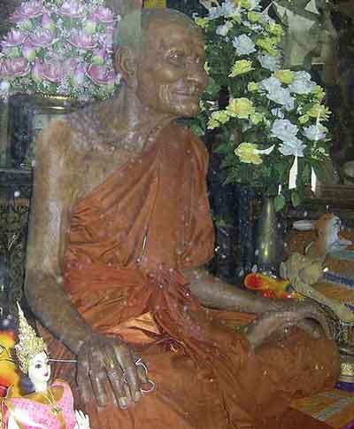 Statue de cire du très vénérable luang phor tae.