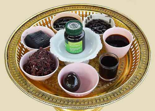 Offrandes noires de phra rahu.