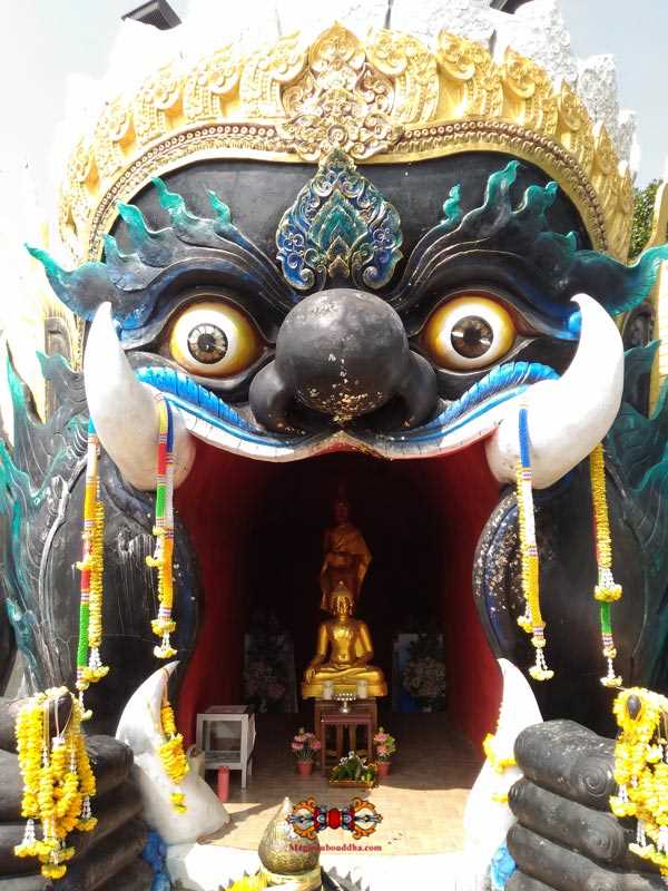 Phra rahu démon gardien de temple thai.