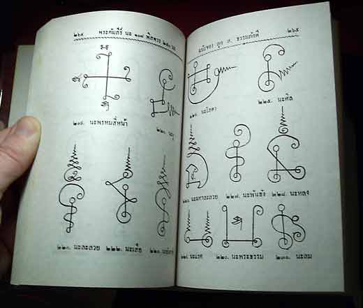 Livre thai sur les yant.
