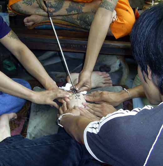 Sak yant tatouage sacré de thailande.