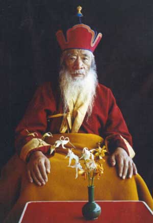 Chatral rinpoché en tenue de cérémonie.