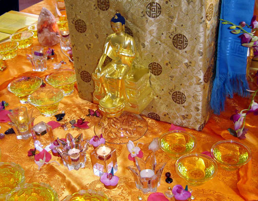 Offrandes au Bouddha Maitreya.