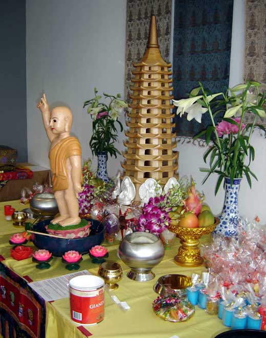 Offrandes au bébé bouddha.