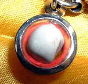 Reliques d'os de Luang Phor Lersi Lingdam.