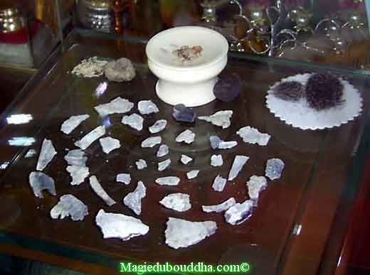 reliques de luang phor khao analayo.