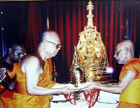 reliques du bouddha au sri lanka.