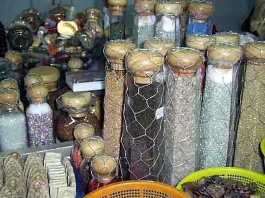 Fausses reliques du Bouddha sur un marché.