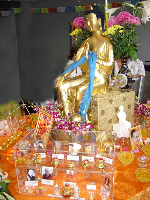 Reliques et le Bouddha Maitreya.