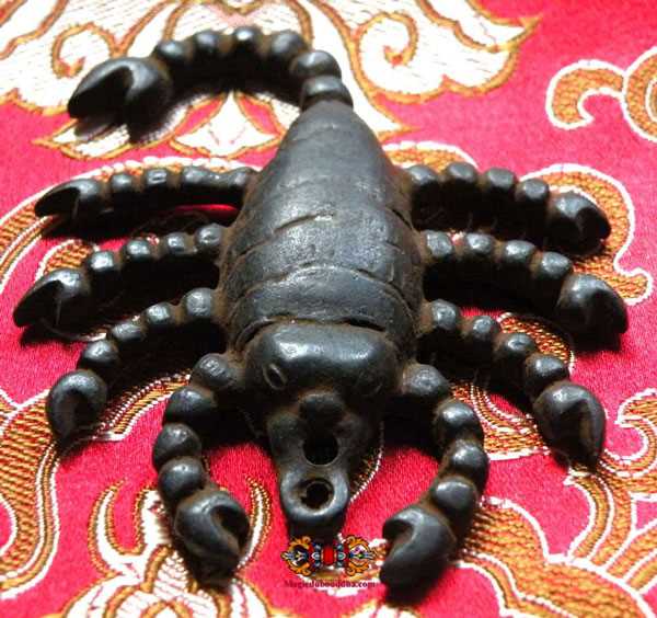 Amulette Tibétaine scorpion de fer.