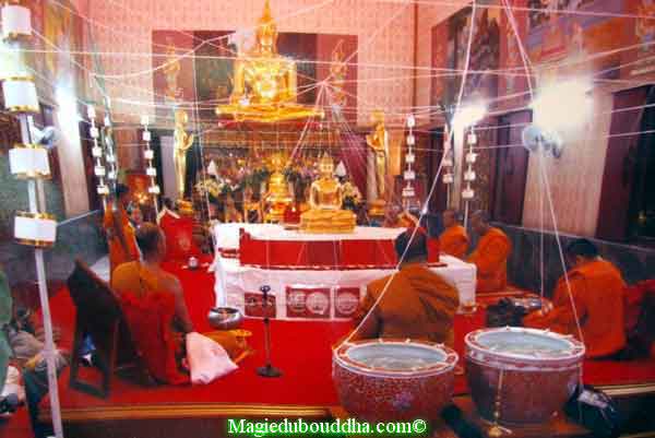 Bénédiction d'amulettes Thai.