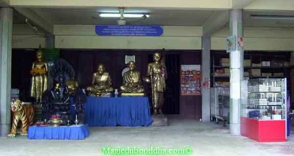Boutiques amulettes Thai dans un temple.