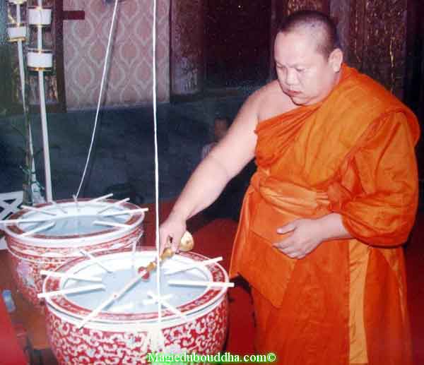 Moine thai qui bénit de l'eau.