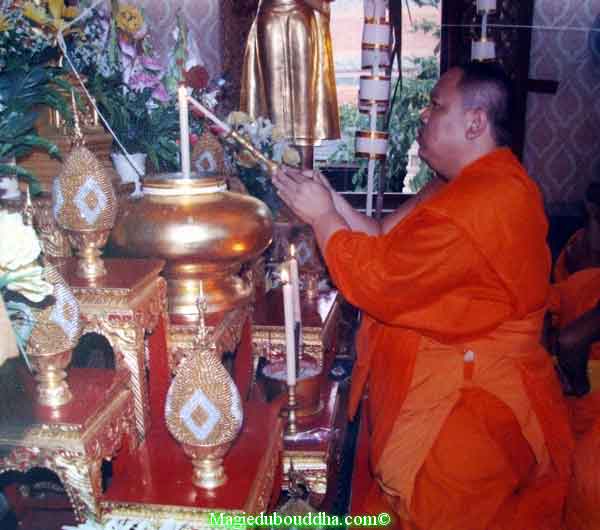 Offrande de lumière au Bouddha.