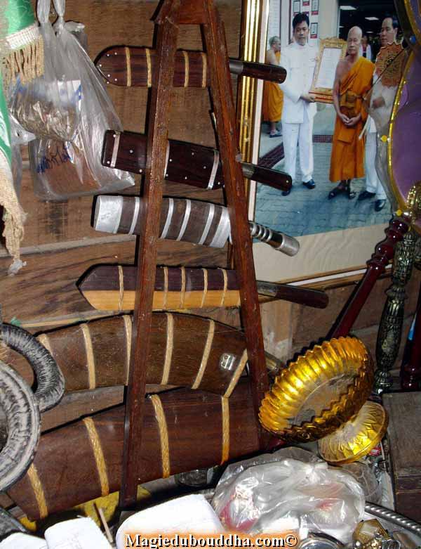 armes rituelles bouddhistes de thailande.