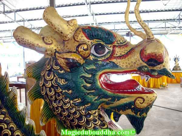 Dragon dans un temple Thai.