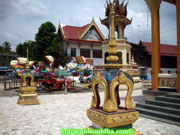 Kermesse dans un temple en thailande.